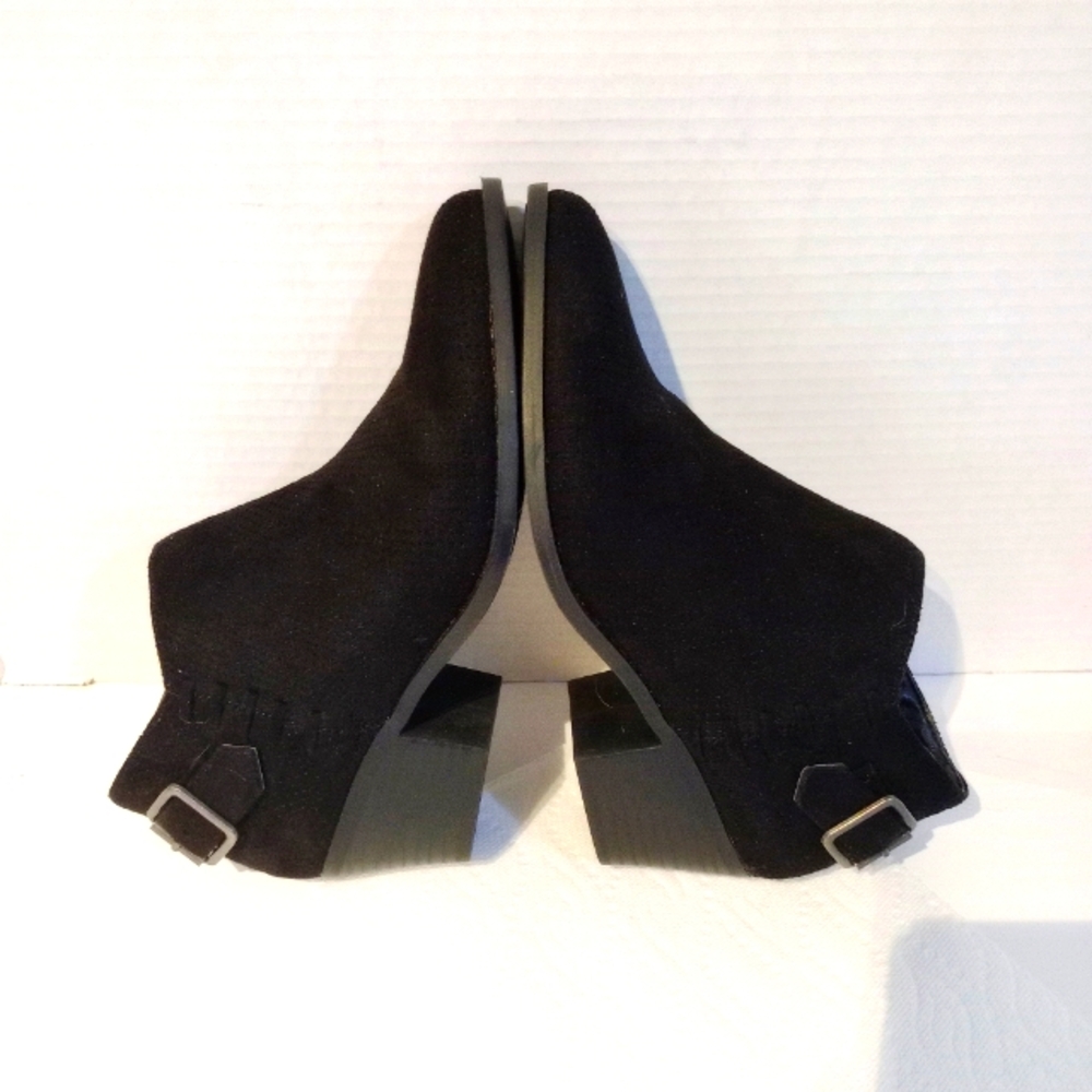 American Eagle Payless Short Black Boots. Sz. 6.5 w‎ 2 inch Heel